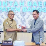 Wakil Bupati Banggai Menerima Cindera Mata Miniatur Asia