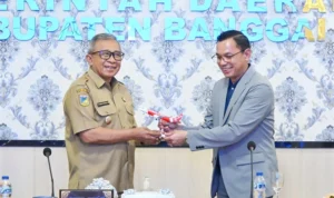 Wakil Bupati Banggai Menerima Cindera Mata Miniatur Asia