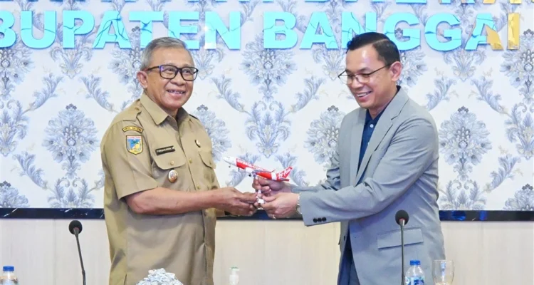 Wakil Bupati Banggai Menerima Cindera Mata Miniatur Asia