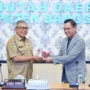 Wakil Bupati Banggai Menerima Cindera Mata Miniatur Asia