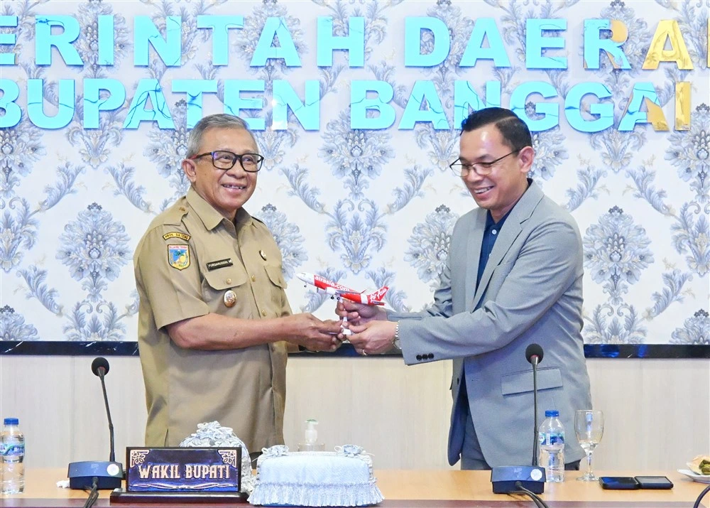 Wakil Bupati Banggai Menerima Cindera Mata Miniatur Asia