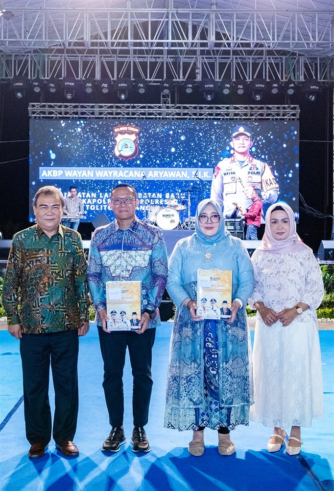Sekda Kabupaten Banggai bersama Ibu dan mantan Kapolres Banggai Putu Hendra Binangkari bersama Ibu